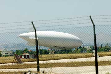 Οι ισχυροί άνεμοι κράτησαν στο έδαφος το Ζέπελιν