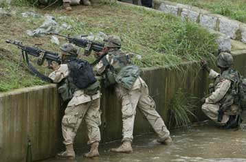 Νεκρός από πυρά Ιρακινών ανταρτών ο προσωρινός κυβερνήτης της Βασόρας