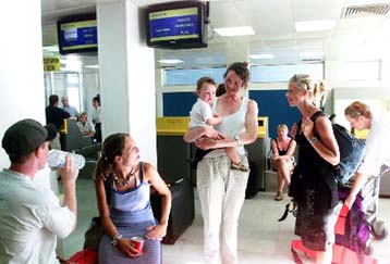 Μείωση 8% στις τουριστικές αφίξεις για το σύνολο του 2004 προβλέπει ο ΣΕΤΕ