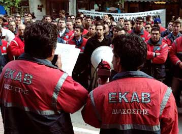 Με κινητοποιήσεις κατά τη διάρκεια των Αγώνων απειλούν οι εργαζόμενοι του ΕΚΑΒ