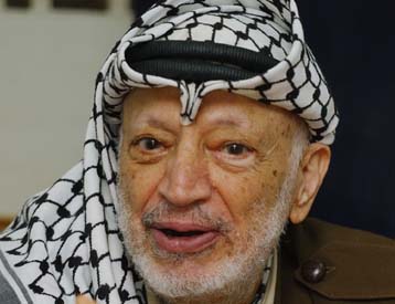 Υπό το βάρος πιέσεων, ο Αραφάτ αναδιοργανώνει τις παλαιστινιακές υπηρεσίες ασφαλείας