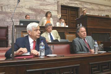 Δεύτερη ημέρα αντιπαράθεσης στη Βουλή για το ν/σ του υπουργείου Εσωτερικών