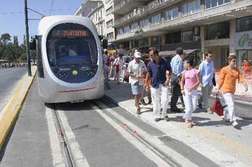 Πώληση εισιτηρίων μέσα στους συρμούς για τους επιβάτες του τραμ