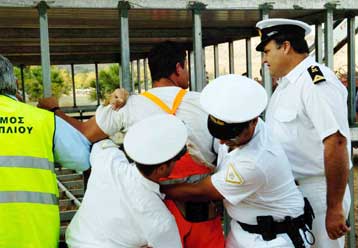 Σύλληψη του δημάρχου Ναυπλίου μετά από επεισόδια στην παραλία Καραθώνας