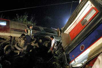 Τριάντα έξι οι νεκροί από τον εκτροχιασμό τρένου στην Τουρκία