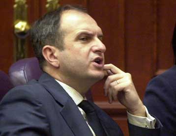 Συγκρούσεις αστυνομικών με διαδηλωτές σε πόλη της ΠΓΔΜ – Φυγαδεύτηκε ο υπουργός Αμυνας