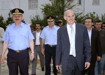 Ικανοποίηση Παπανδρέου από την επίσκεψη στο Συντονιστικό Κέντρο Πυρόσβεσης