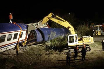 Ένας οδηγός και δύο μηχανικοί συνελήφθησαν για τη σιδηροδρομική τραγωδία στην Τουρκία