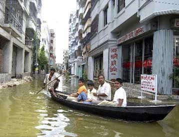 Πάνω από 900 νεκροί από τις πλημμύρες στην Ινδία και το Μπανγκλαντές
