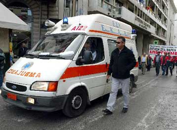 Απορρίπτουν οι εργαζόμενοι στο ΕΚΑΒ πρόταση για υπερωρίες αντί ολυμπιακού επιδόματος