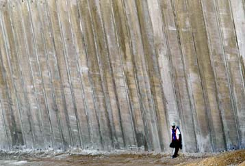 Επίσπευση των εργασιών κατασκευής του τείχους μετά τις αναθεωρήσεις αποφάσισε το Ισραήλ