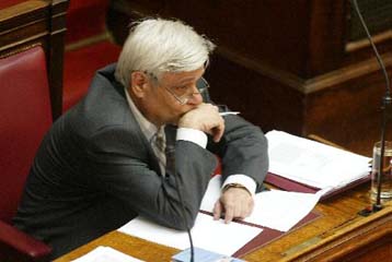 Εν μέσω αντιπαραθέσεων υπερψηφίστηκε στη Βουλή το νομοσχέδιο για τη Δημόσια Διοίκηση