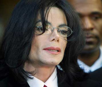 Αναβολή ώς το 2005 για την έναρξη της δίκης του Μάικλ Τζάκσον