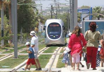 Με εμπόδια και πολλά παράπονα κύλησε η πρώτη εβδομάδα λειτουργίας του τραμ