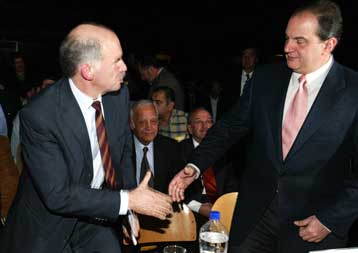 Δεξιό κόμμα η ΝΔ, κεντρώο το ΠΑΣΟΚ, σύμφωνα με έρευνα του Παντείου Πανεπιστημίου