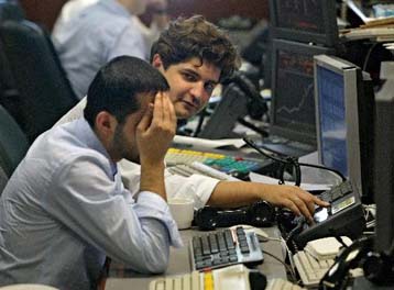 Υποχωρούν οι τιμές του πετρελαίου, καθώς δεν διακόπτονται οι πωλήσεις της Yukos