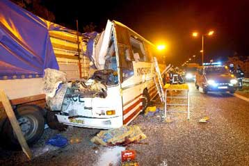 Είκοσι έξι νεκροί από σύγκρουση λεωφορείου με φορτηγό στην Τουρκία