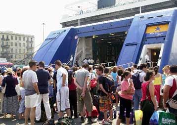 Συνωστισμός από τους εκδρομείς στο λιμάνι του Πειραιά και στις εθνικές οδούς