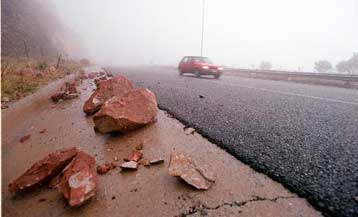 Συνελήφθη Πακιστανός που πετούσε πέτρες σε αυτοκίνητα στην Αθηνών – Κορίνθου
