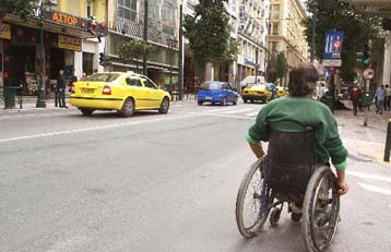 Λύση για την πρόσβαση των αναπήρων σε δημόσιες υπηρεσίες και ΟΤΑ προωθεί το ΥΠΕΣ