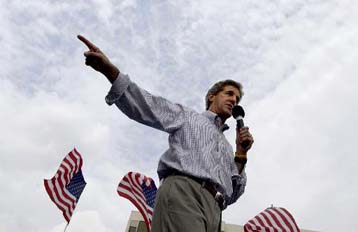 Μικρά τα κέρδη στις δημοσκοπήσεις για τον Τζον Κέρι μετά το συνέδριο των Δημοκρατικών