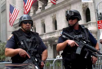 Η κυβέρνηση Μπους υπεραμύνεται του συναγερμού και απορρίπτει πολιτικές σκοπιμότητες