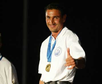 Με σύμμαχο τον αντίπαλό του ο Κακλαμανάκης-Προπονείται με τον Μπρους Κένταλ