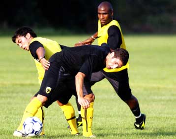 Σημαντικοί οι Αλβες, Ασουνσάο για την ανανέωση της ΑΕΚ, λέει ο Σάντος