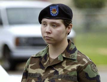 «Για πλάκα» οι φωτογραφίες δίπλα στους Ιρακινούς κρατούμενους, λέει η Λίντι Ίνγκλαντ