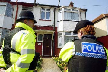 Σε συλλήψεις 13 υπόπτων για τρομοκρατική δράση προχώρησε η βρετανική αστυνομία