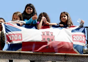 «Φωτιές» άναψε στη Μαδρίτη η επίσκεψη του Βρετανού υπουργού Αμυνας στο Γιβραλτάρ