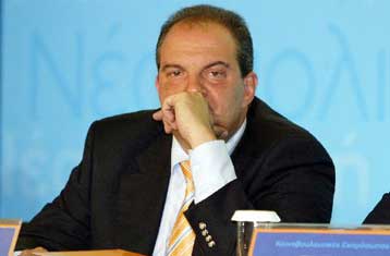 Αιχμηρή αντίδραση ΠΑΣΟΚ στην απάντηση του Μαξίμου για το στρατιωτικό ελικόπτερο