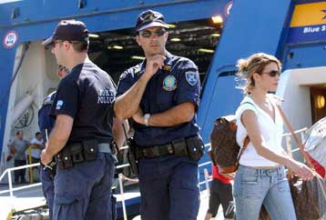 Μήνυση για ξυλοδαρμό από λιμενικούς κατέθεσαν οι δύο Μεξικανοί δημοσιογράφοι