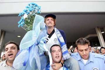 Αποθεώθηκε ο Σινιόρι από τους φιλάθλους του Ηρακλή κατά την άφιξή του