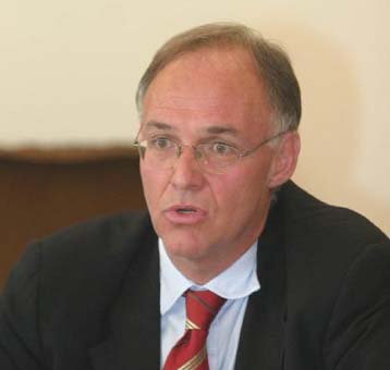 Στο 4% το έλλειμμα του 2004 λόγω των Ολυμπιακών Αγώνων, δηλώνει ο Πέτρος Δούκας