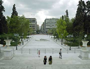 Στο «παρά πέντε» έτοιμες οι βασικές πλατείες της Αθήνας