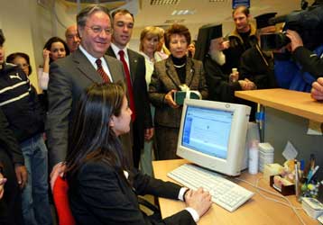 Ανανεώνονται οι συμβάσεις των εργαζομένων στα ΚΕΠ