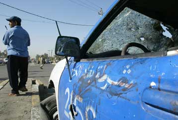 Αιματηρή επίθεση αυτοκτονίας, κατάρριψη ελικοπτέρου και σφοδρές συγκρούσεις στο Ιράκ