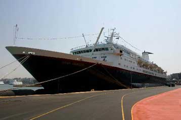 Τελευταίες «πινελιές» στο λιμάνι του Πειραιά για την υποδοχή των επισήμων των Αγώνων