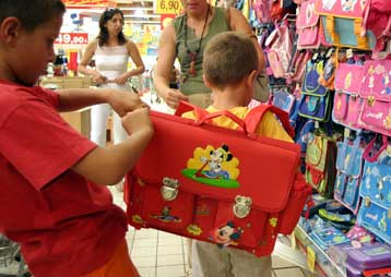 Στα περυσινά επίπεδα θα διατηρηθούν οι τιμές των σχολικών ειδών, λένε οι έμποιροι