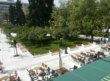 Ανανεωμένη και εντυπωσιακή παραδόθηκε στους Αθηναίους η νέα πλατεία Συντάγματος