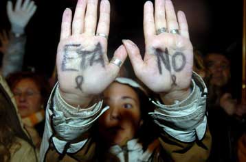 Έκρηξη παγιδευμένου αυτοκινήτου στην Ισπανία έπειτα από τηλεφώνημα της ΕΤΑ