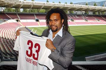 Στα ερυθρόλευκα της Σερβέτ ο Καρεμπέ, παρουσιάστηκε από την ελβετική ομάδα