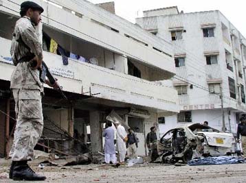 Διπλή βομβιστική επίθεση στο Καράτσι με οκτώ νεκρούς και 42 τραυματίες