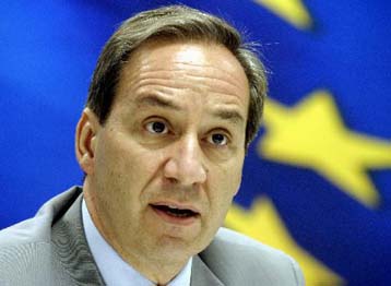 «Ψαλίδι» σε δημόσιες επενδύσεις και εισοδηματικές αυξήσεις λόγω υψηλού ελλείμματος