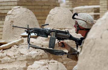 Διεκόπη η παραγωγή πετρελαίου στο νότιο Ιράκ – Σκληρές μάχες σε Νατζάφ και Βασόρα