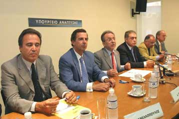 Από το φθινόπωρο επί τάπητος οι αυξήσεις στα ταξί και τις αστικές συγκοινωνίες