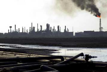 Εκτόξευση της τιμής του πετρελαίου μετά τη διακοπή της παραγωγής στο νότιο Ιράκ