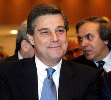 Η Εθνική δεν εξετάζει την αγορά του 7,5% από τη ΔΕΚΑ, λέει ο Τ.Αράπογλου