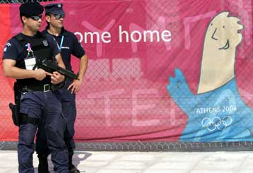 Διαψεύδει η κυβέρνηση τα περί ένοπλων ξένων φρουρών εντός της Επικράτειας